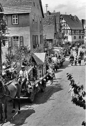 Umzug anlsslich der Heimattage 1955, Aufstellung zwischen Rssle und Kirche